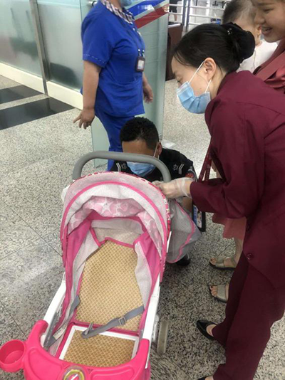 圖片1.png“真情服務(wù)”是讓旅客更加安心、放心、舒心的出行。行查室作為部門進港服務(wù)的最后一個環(huán)節(jié)，在日常工作中也很注重服務(wù)細(xì)節(jié)。6月10日，行查室工作人員幫助旅客打開嬰兒車，為她排憂解難。.png