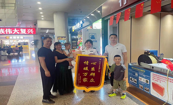 心系群眾，情暖萬(wàn)家—— 綿陽(yáng)機(jī)場(chǎng)安檢站暖心服務(wù)獲錦旗.png
